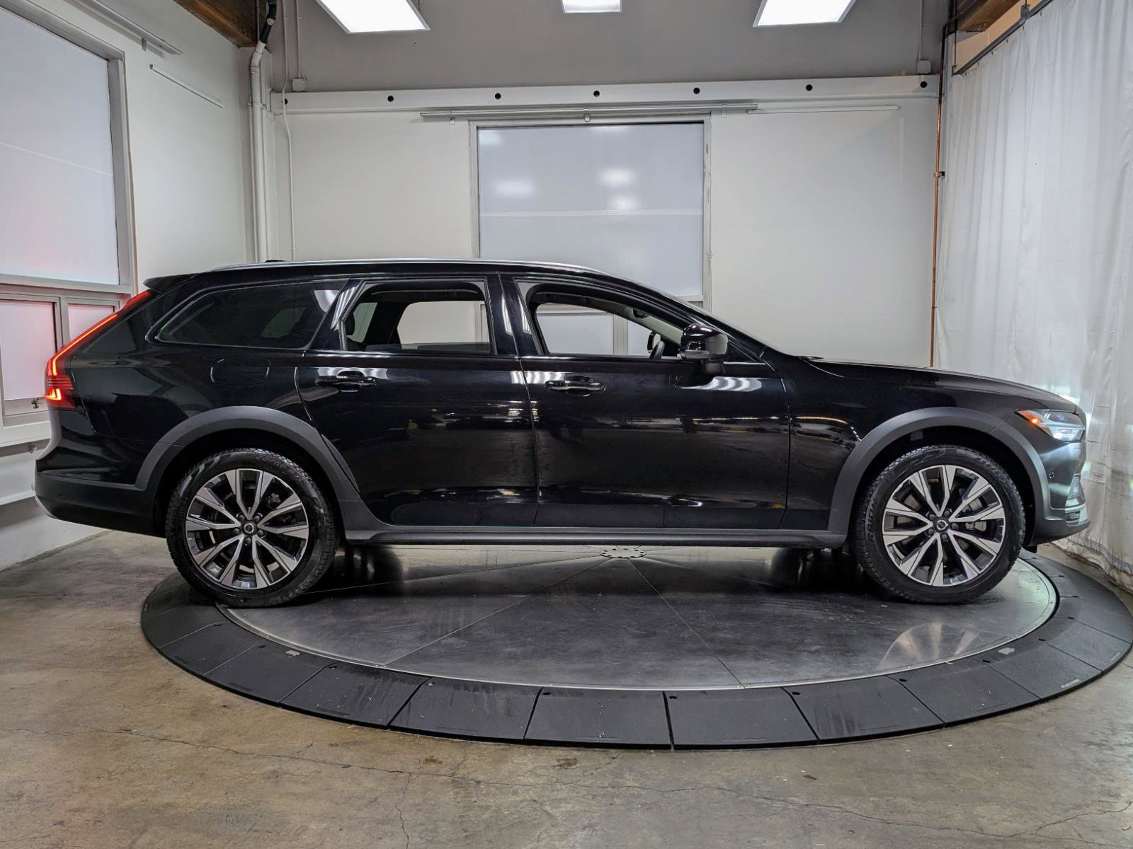 Used 2024 Volvo V90 B6 Cross Country Plus w/ Climate Package image 10