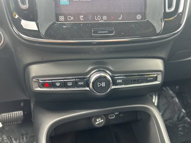 Certified 2025 Volvo XC40 B5 Plus AWD/4WD image 24