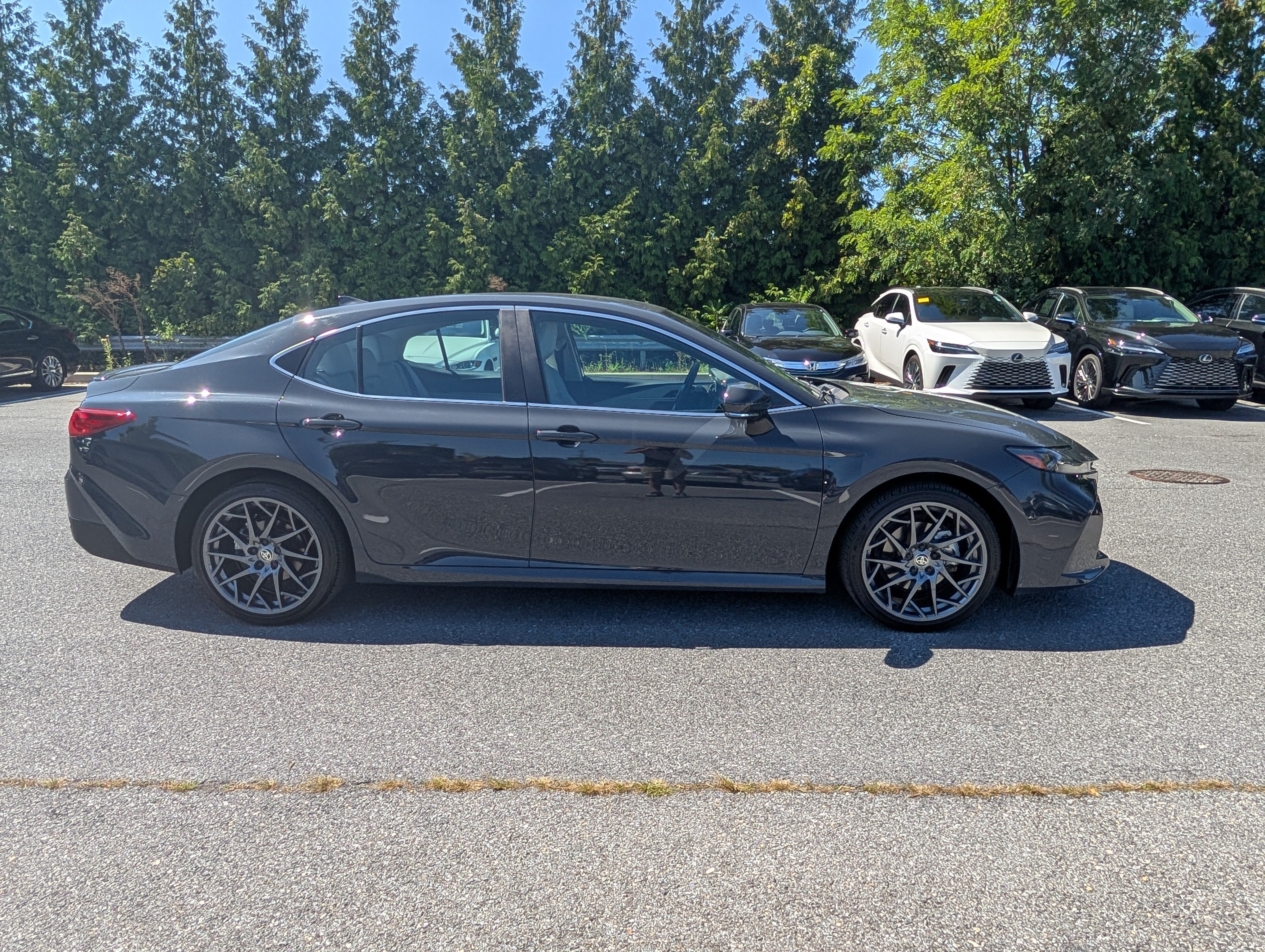 Used 2025 Toyota Camry XLE FWD image 2