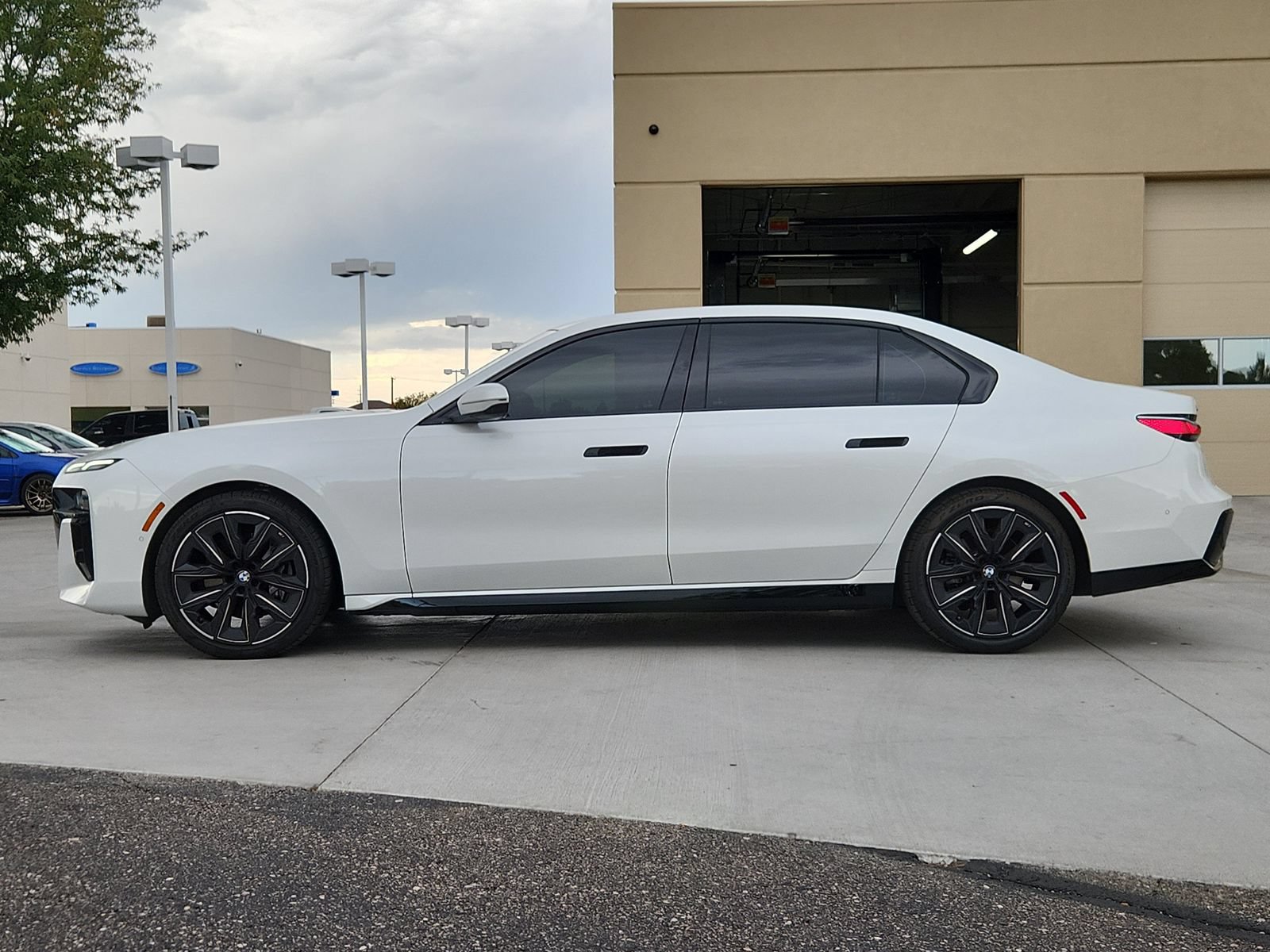 Used 2025 BMW 740i xDrive AWD/4WD image 2