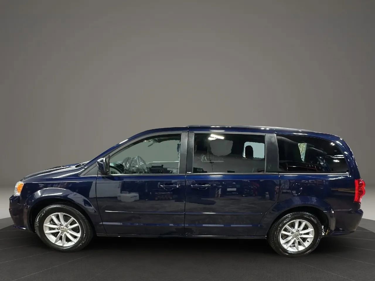 Used 2013 Dodge Grand Caravan SXT image 2