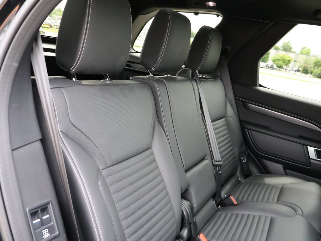 Used 2025 Land Rover Discovery Metropolitan Edition AWD/4WD image 12