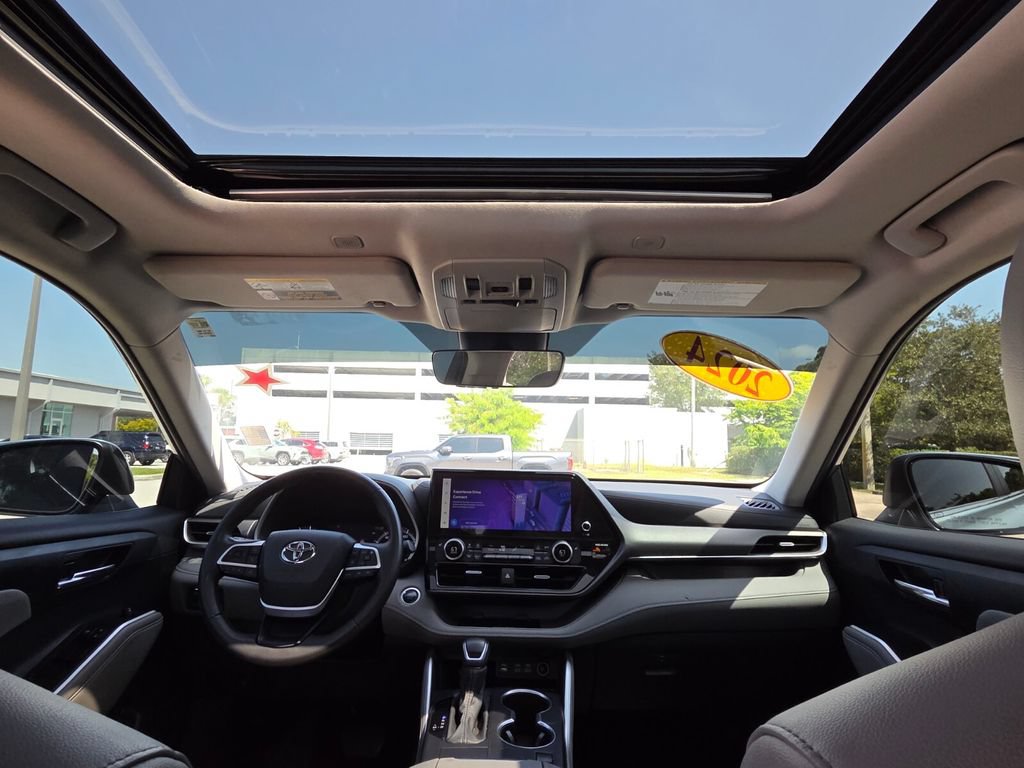 Used 2024 Toyota Highlander XLE FWD image 4