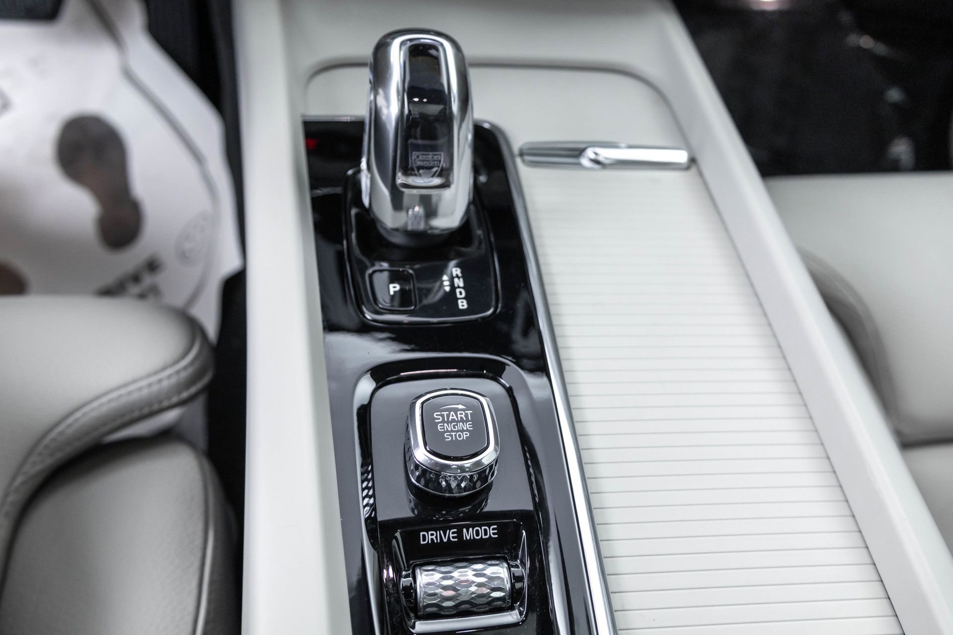 Used 2019 Volvo XC60 T8 Momentum w/ Advanced Package image 27