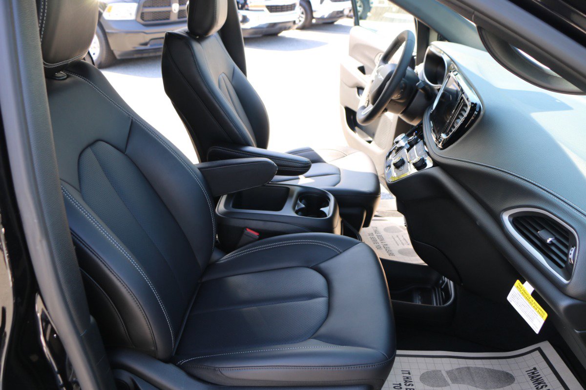 Used 2026 Chrysler Pacifica Select image 28