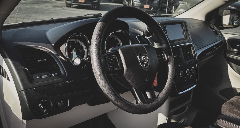 Used 2018 Dodge Grand Caravan SE w/ UConnect Hands-Free Group FWD image 2