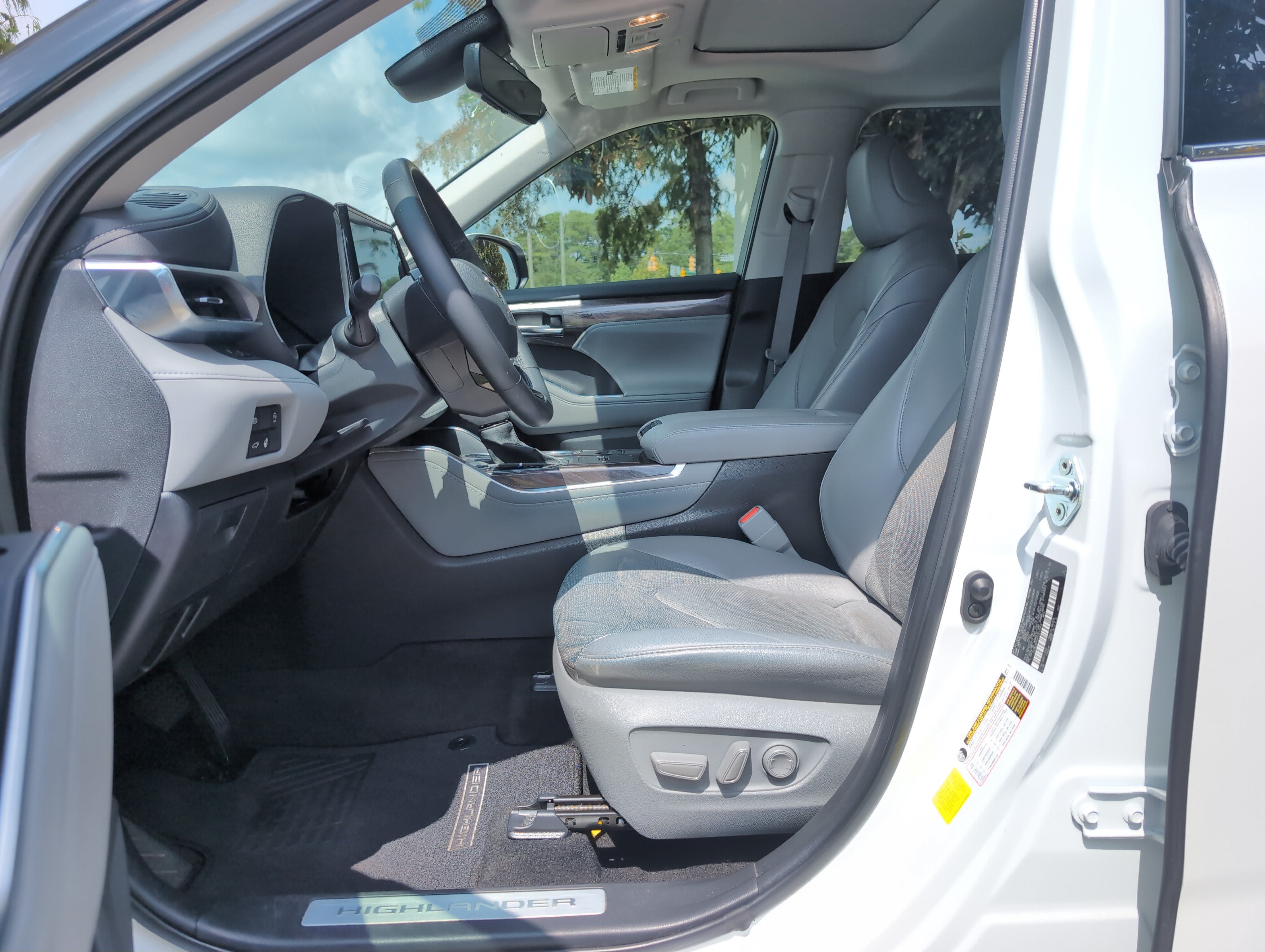 Used 2023 Toyota Highlander Limited FWD image 16