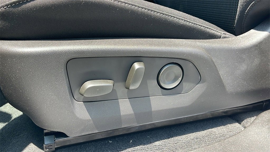 New 2025 GMC Canyon Elevation w/ Convenience Package image 11