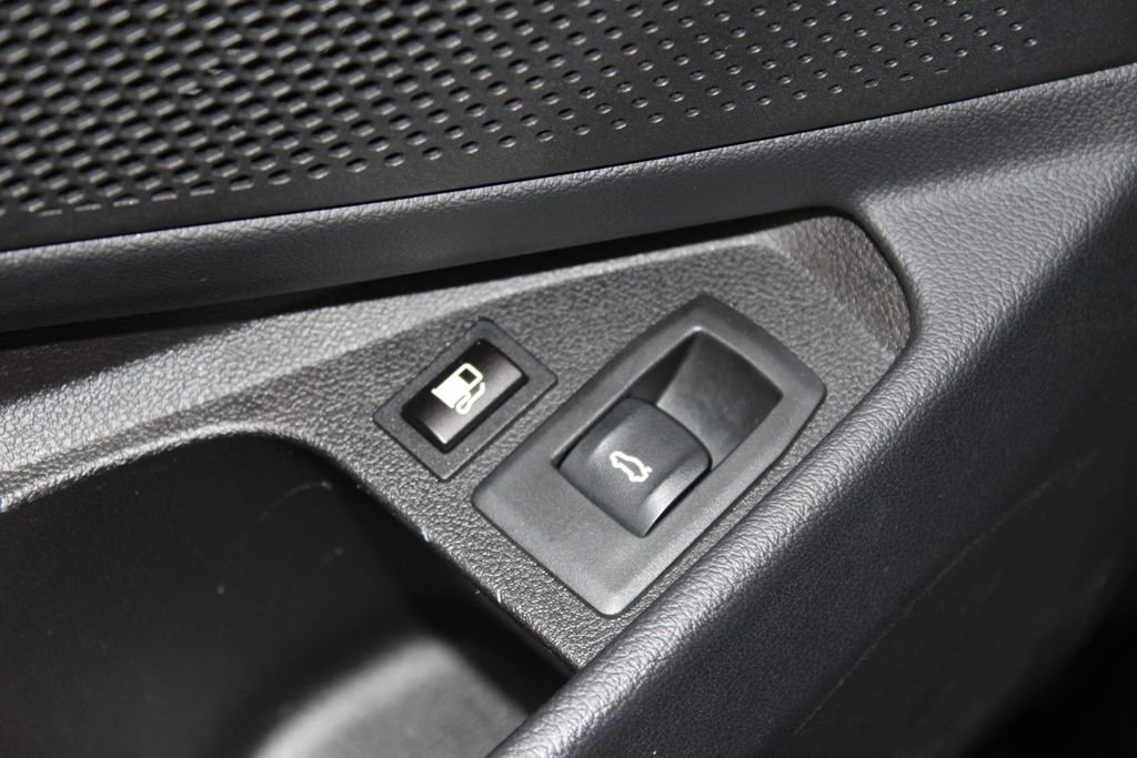 Used 2024 BMW 330e image 40