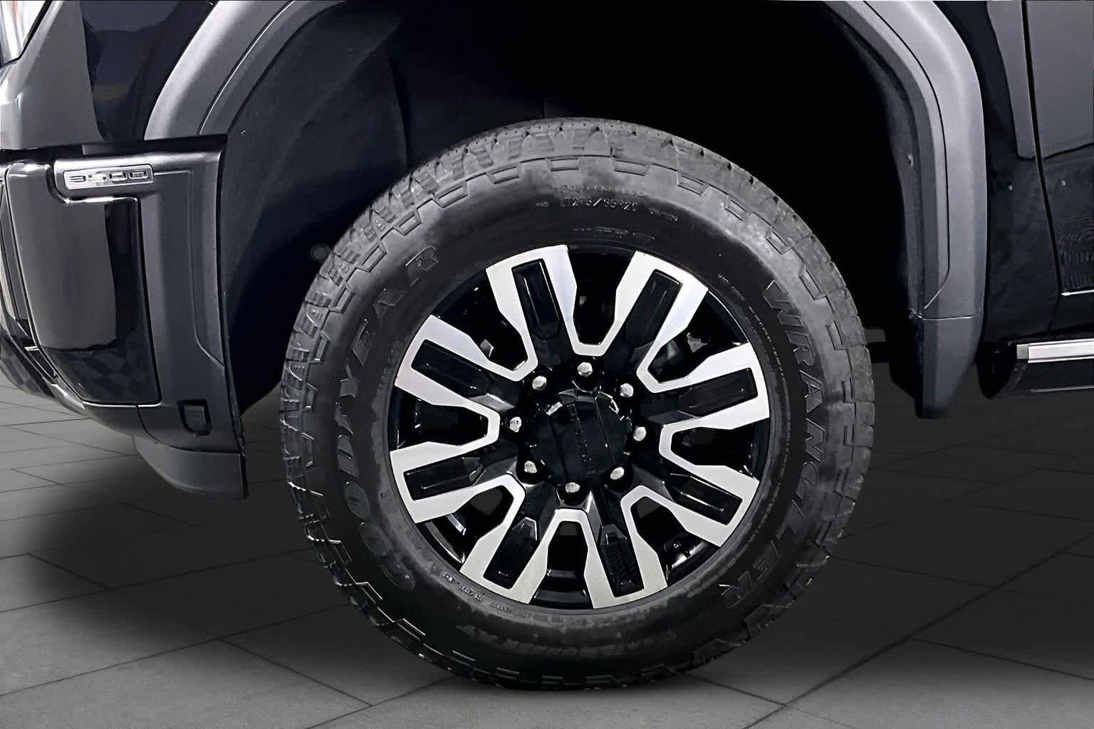 Used 2025 GMC Sierra 3500 Denali Ultimate AWD/4WD image 11