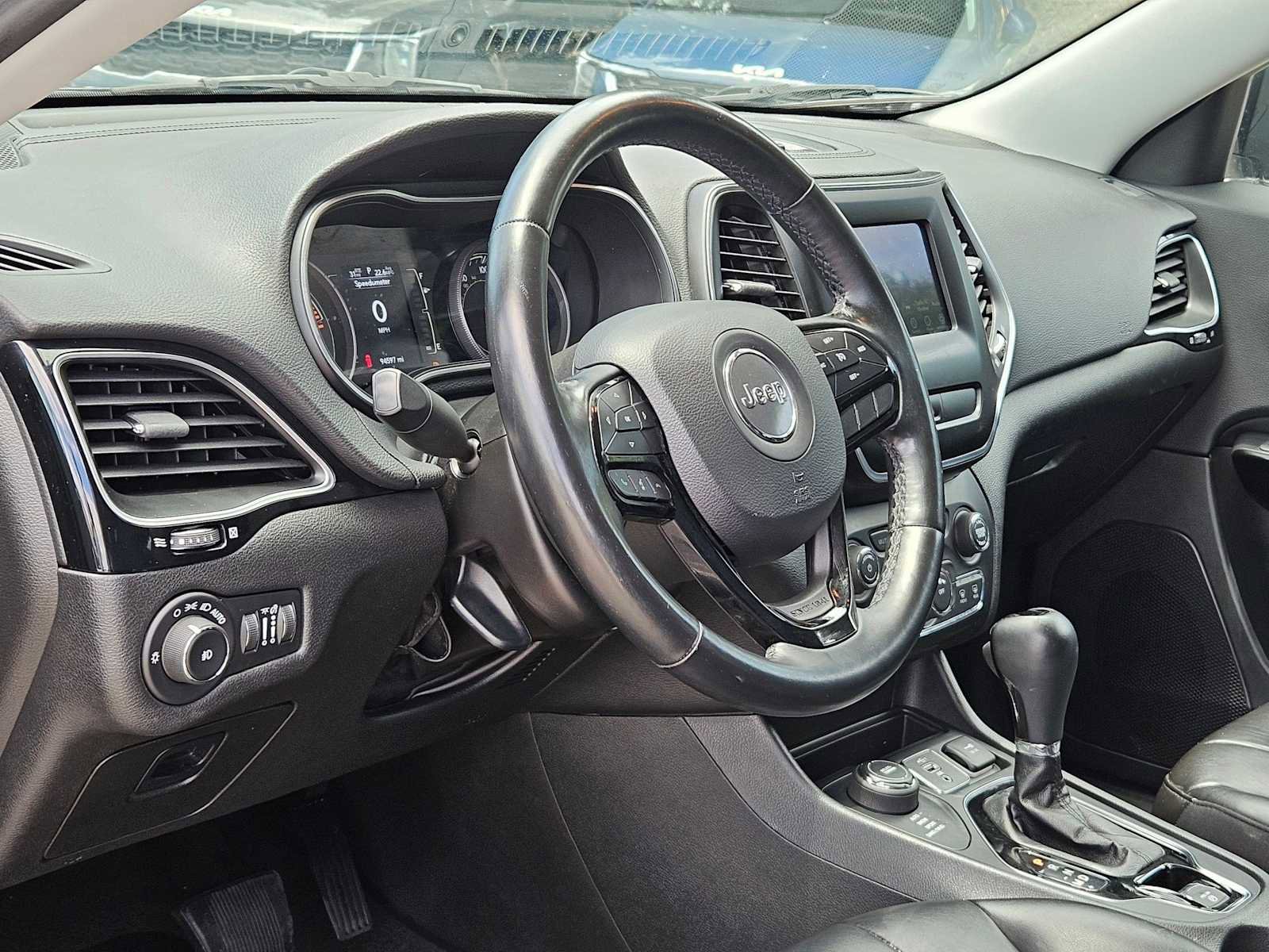 Used 2019 Jeep Cherokee Latitude Plus AWD/4WD image 2