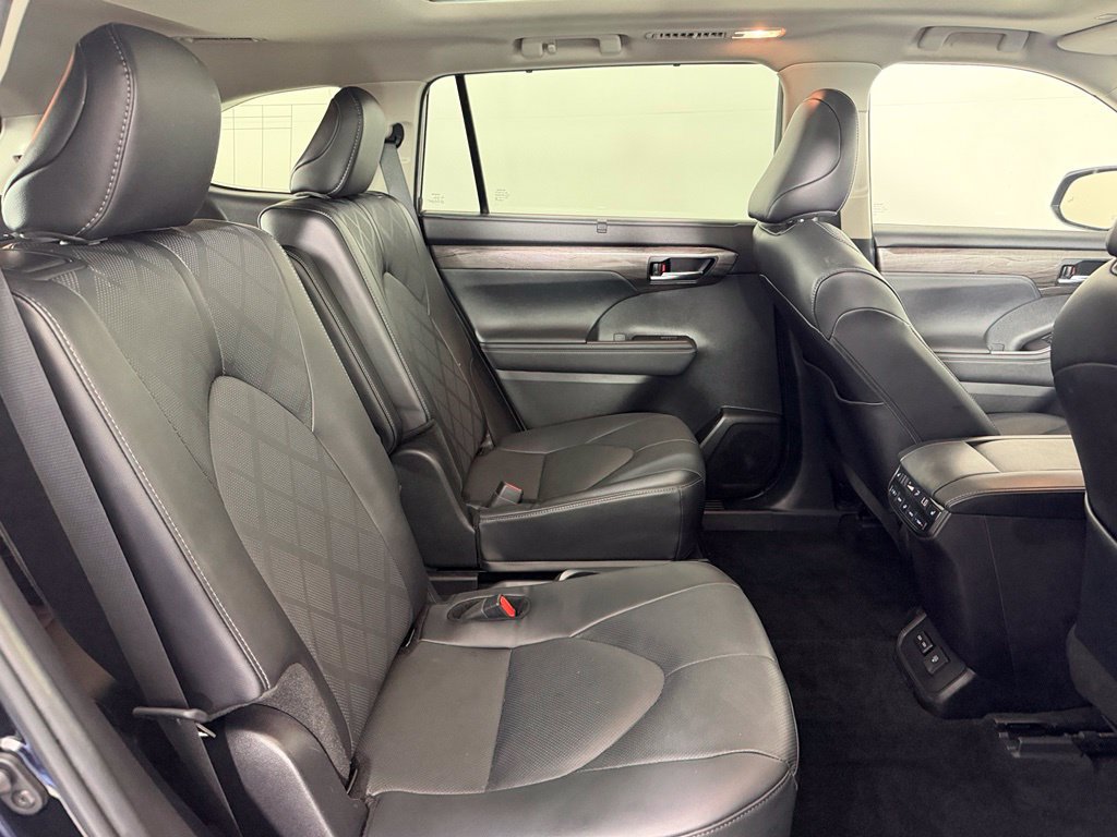 Used 2024 Toyota Highlander Platinum FWD image 18