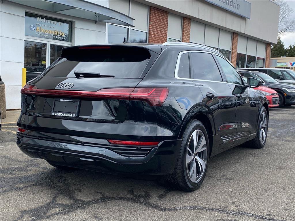 Used 2024 Audi Q8 e-tron Premium Plus w/ Premium Plus Package image 3