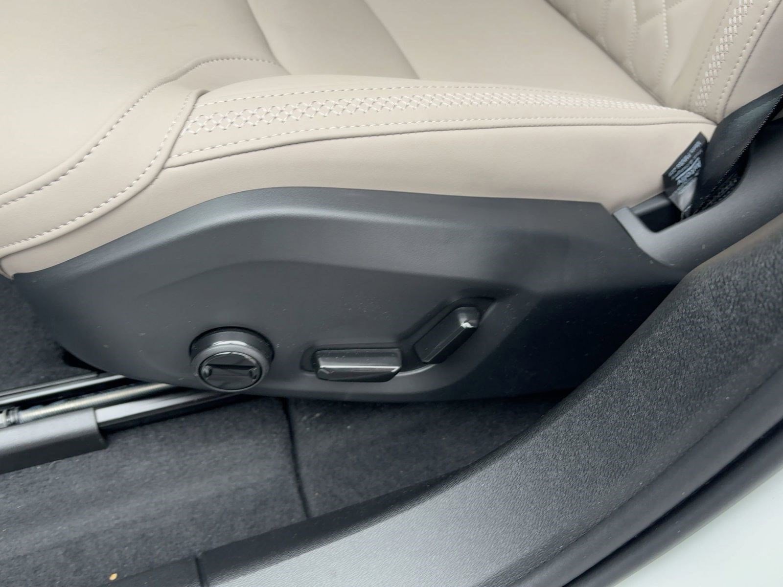 New 2026 Volvo XC60 T8 Plus w/ Protection Package Premier image 14