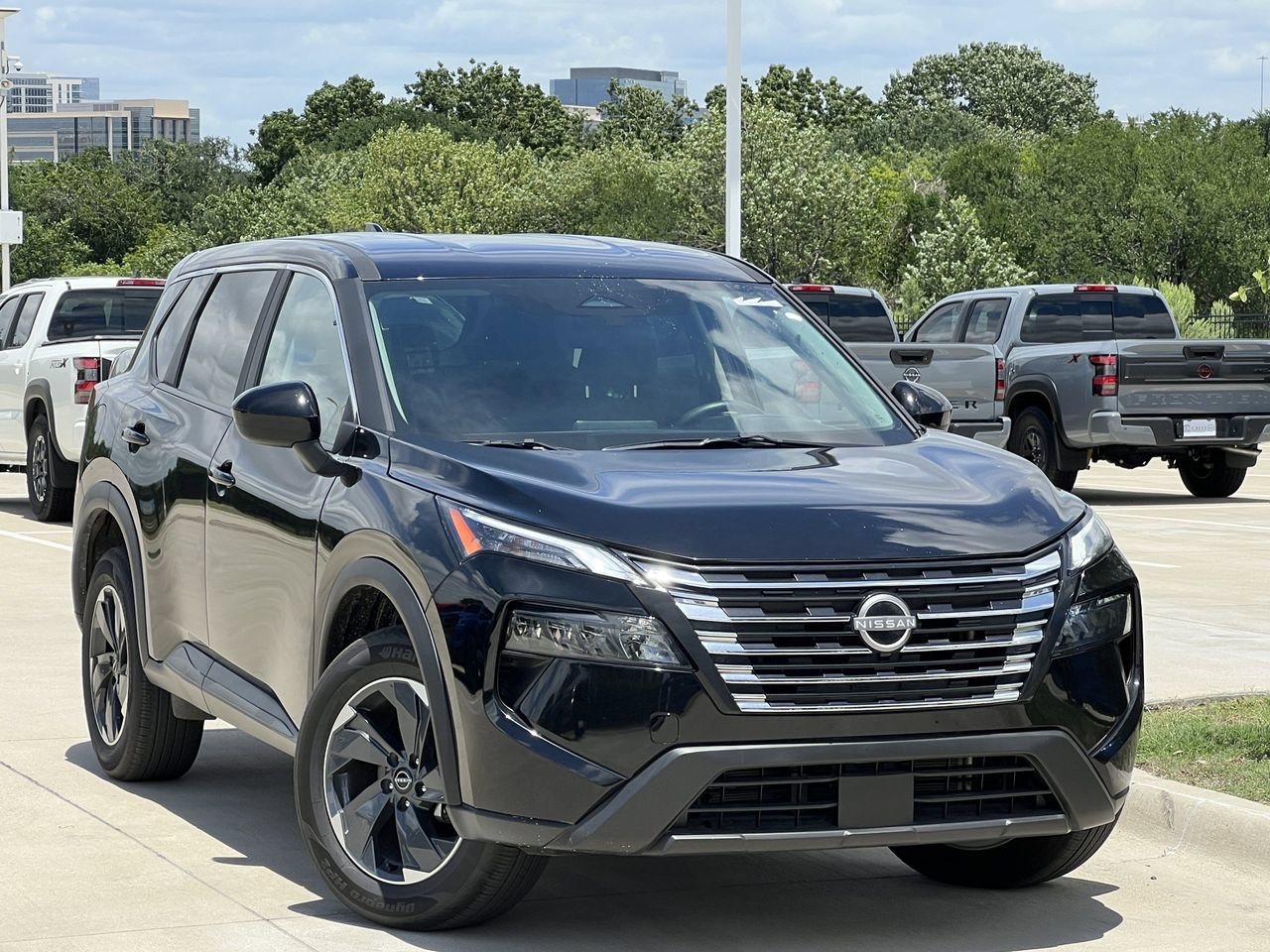 Used 2025 Nissan Rogue SV AWD/4WD image 2