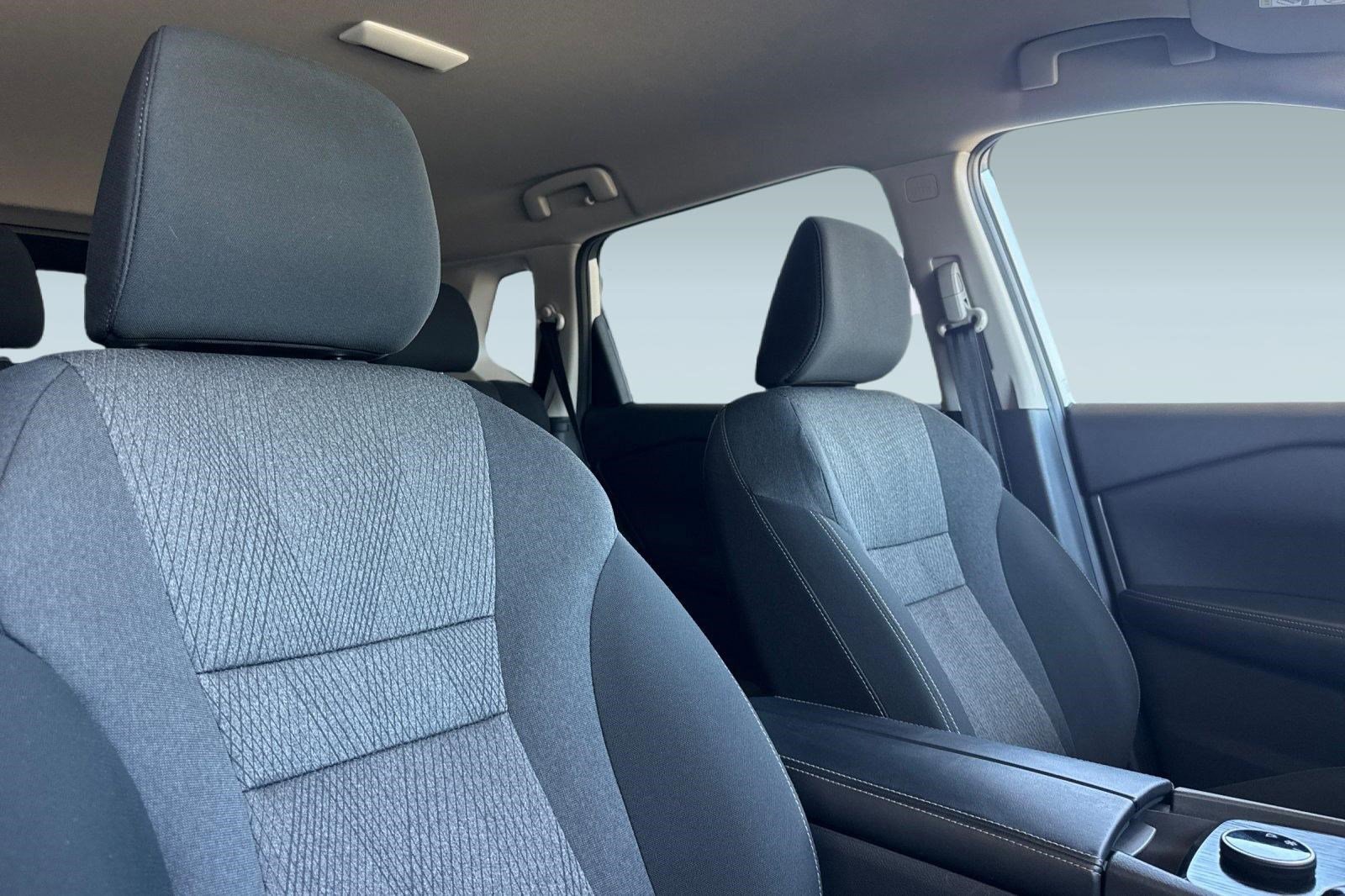 Used 2025 Nissan Rogue SV image 29