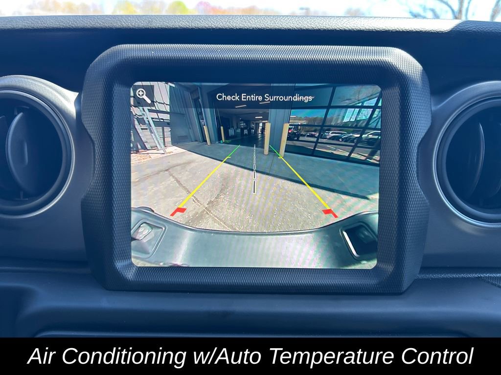 Used 2022 Jeep Gladiator Willys AWD/4WD image 21