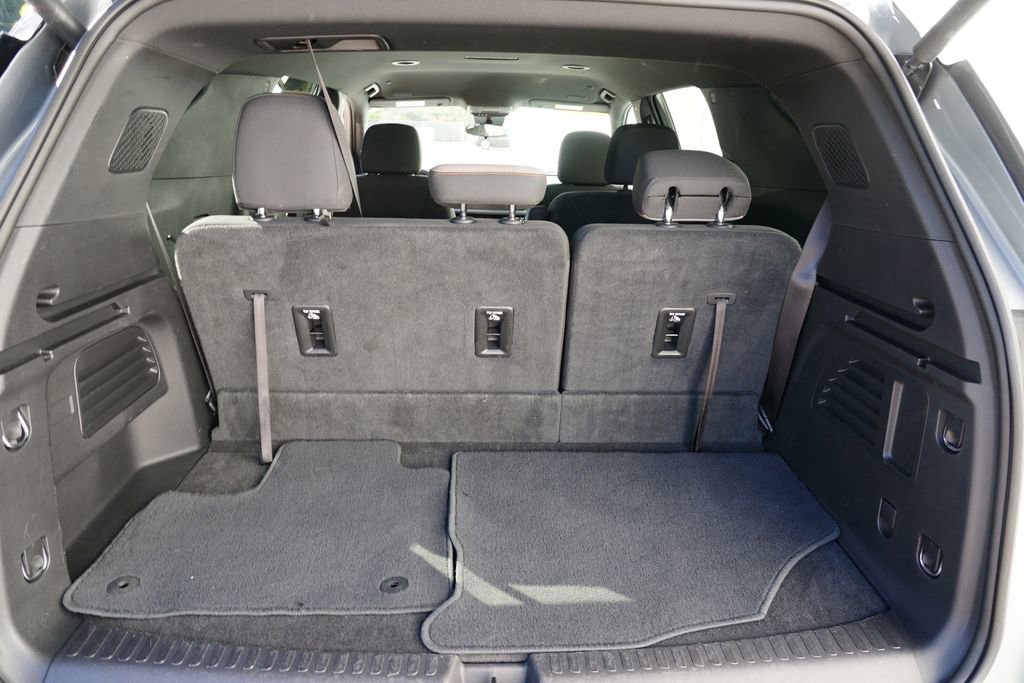 Used 2025 Chevrolet Traverse LT image 28