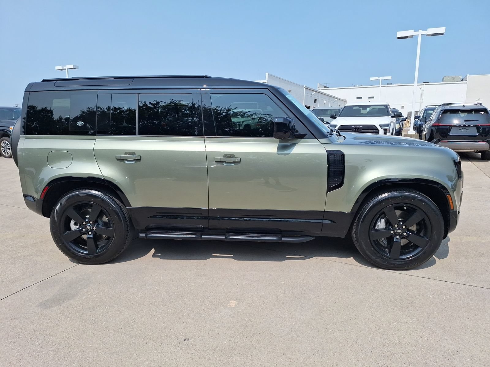 Used 2024 Land Rover Defender 110 X-Dynamic SE AWD/4WD image 7