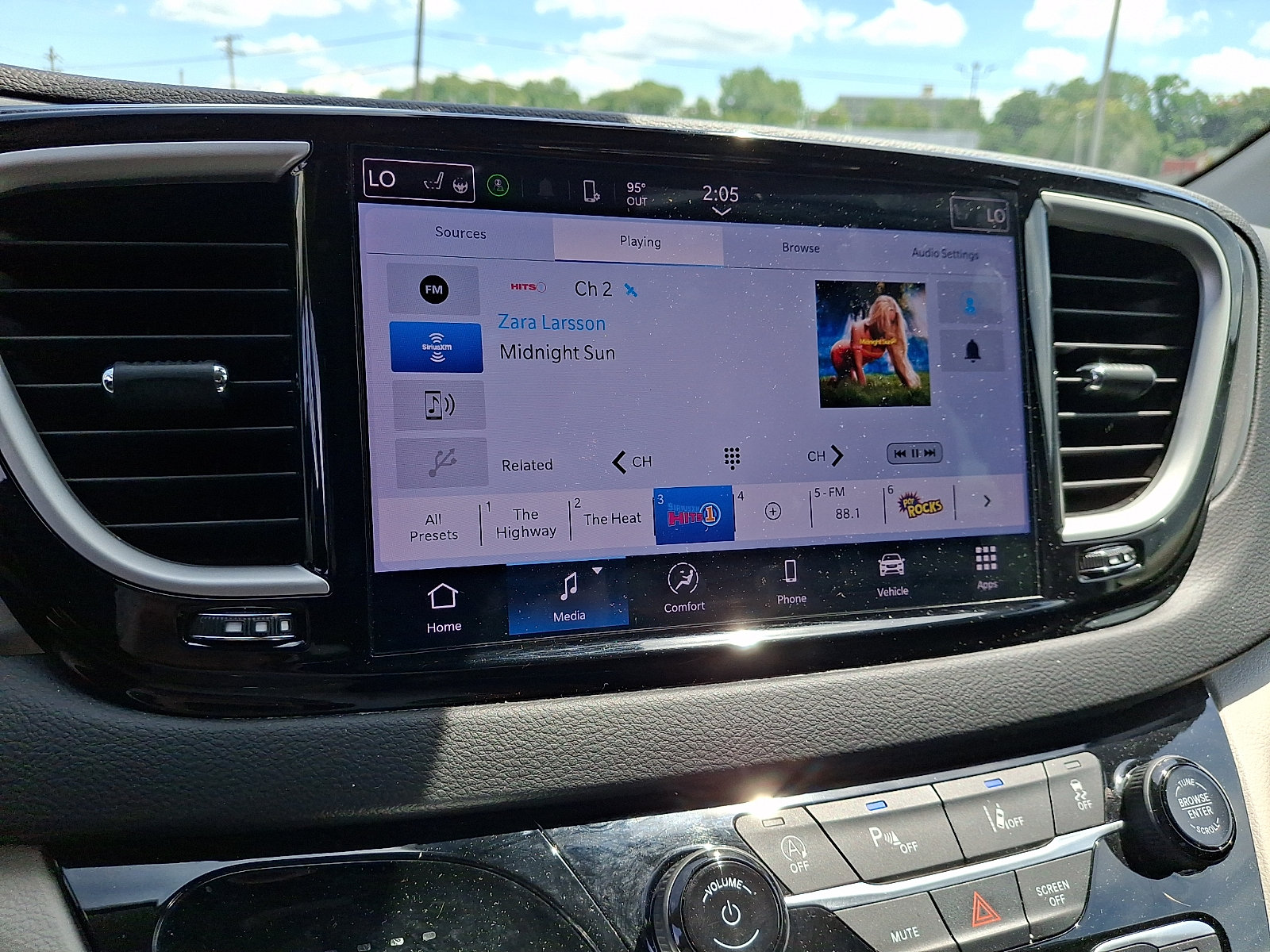 Used 2024 Chrysler Pacifica Touring-L FWD image 14