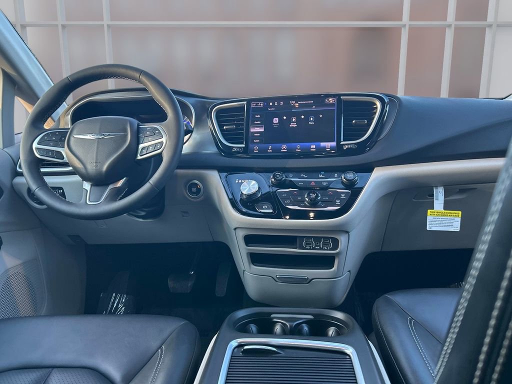 Used 2024 Chrysler Pacifica Touring-L image 18