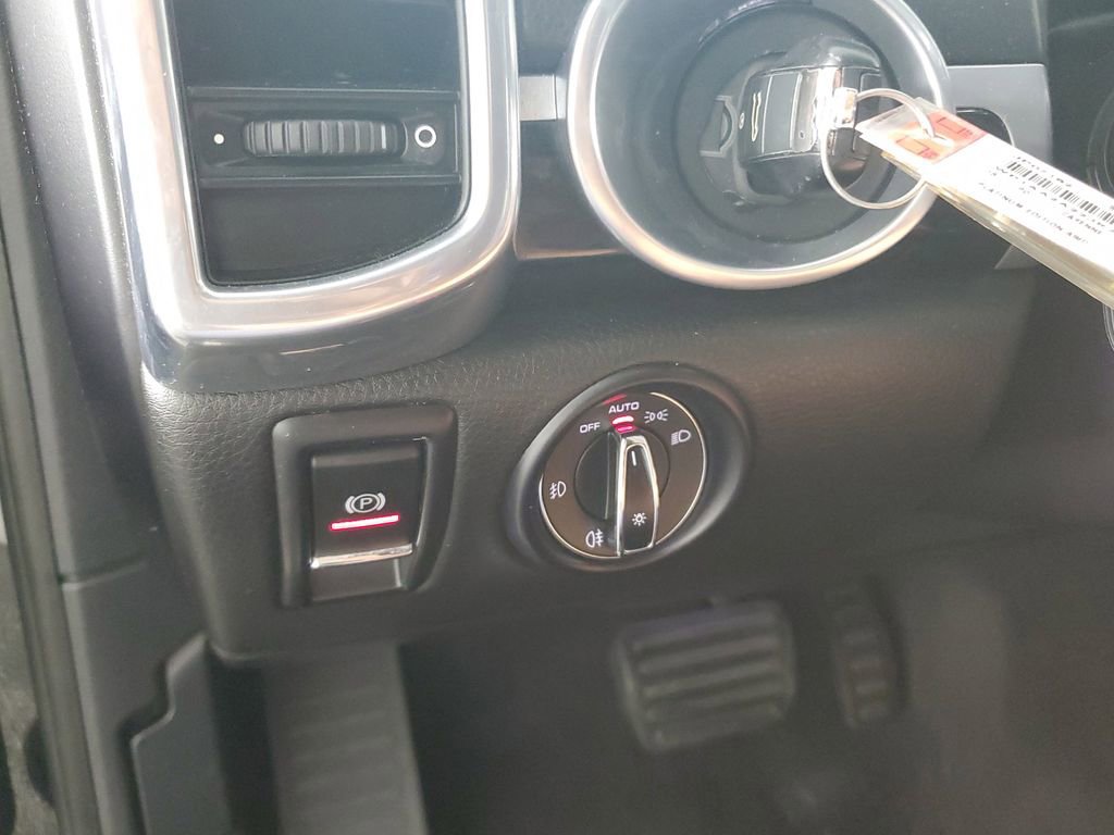 Used 2018 Porsche Cayenne Platinum Edition w/ Premium Package image 26