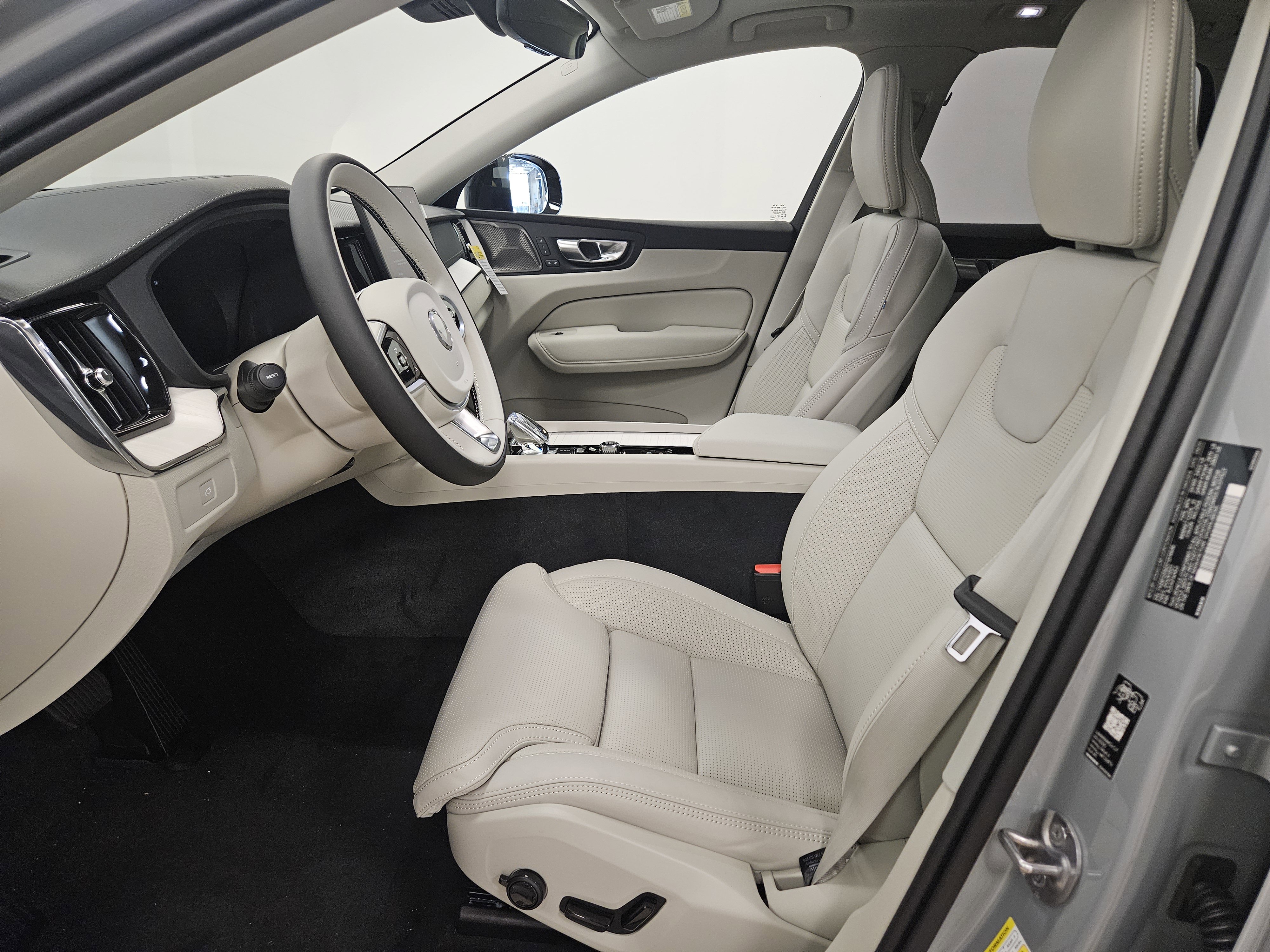 New 2026 Volvo XC60 B5 Ultra w/ Protection Package Premier image 10