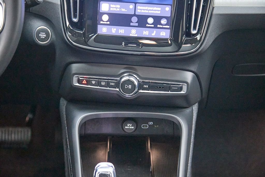 Certified 2023 Volvo XC40 B5 Plus image 27