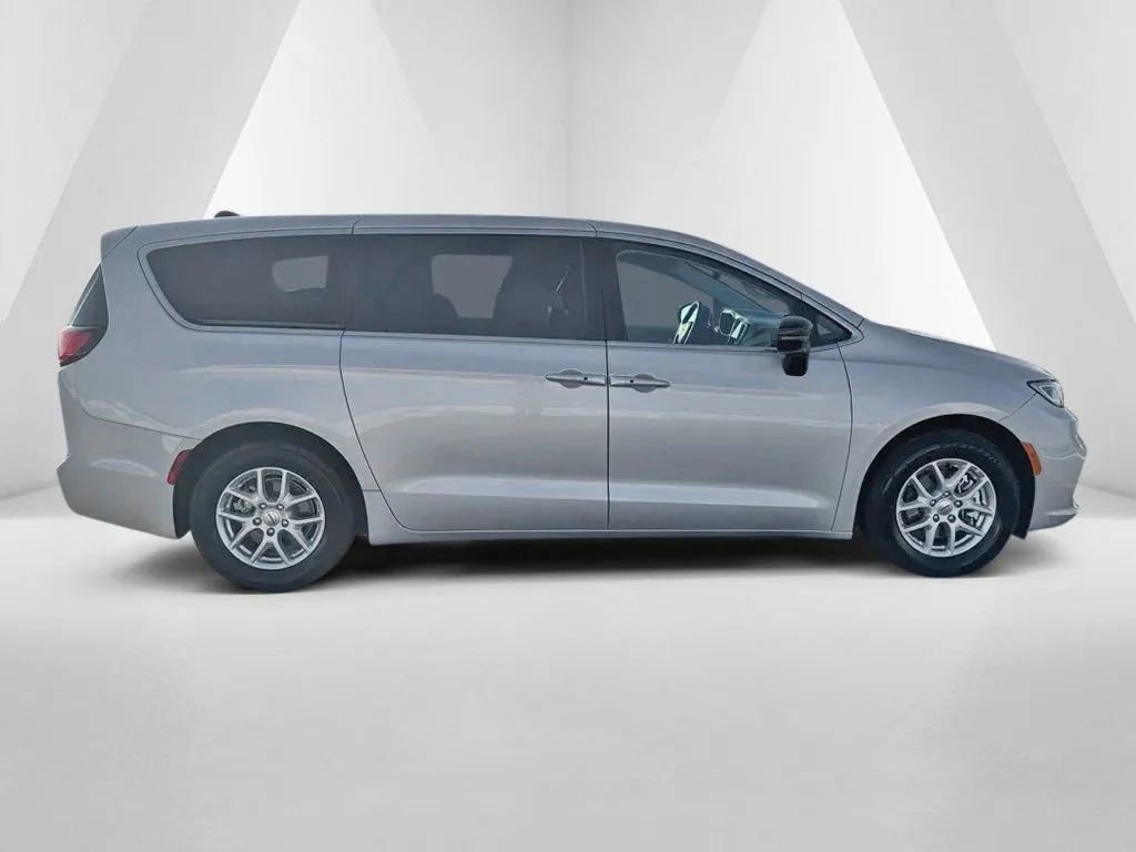 Used 2024 Chrysler Pacifica Touring-L image 8