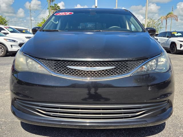 Used 2017 Chrysler Pacifica Touring FWD image 2