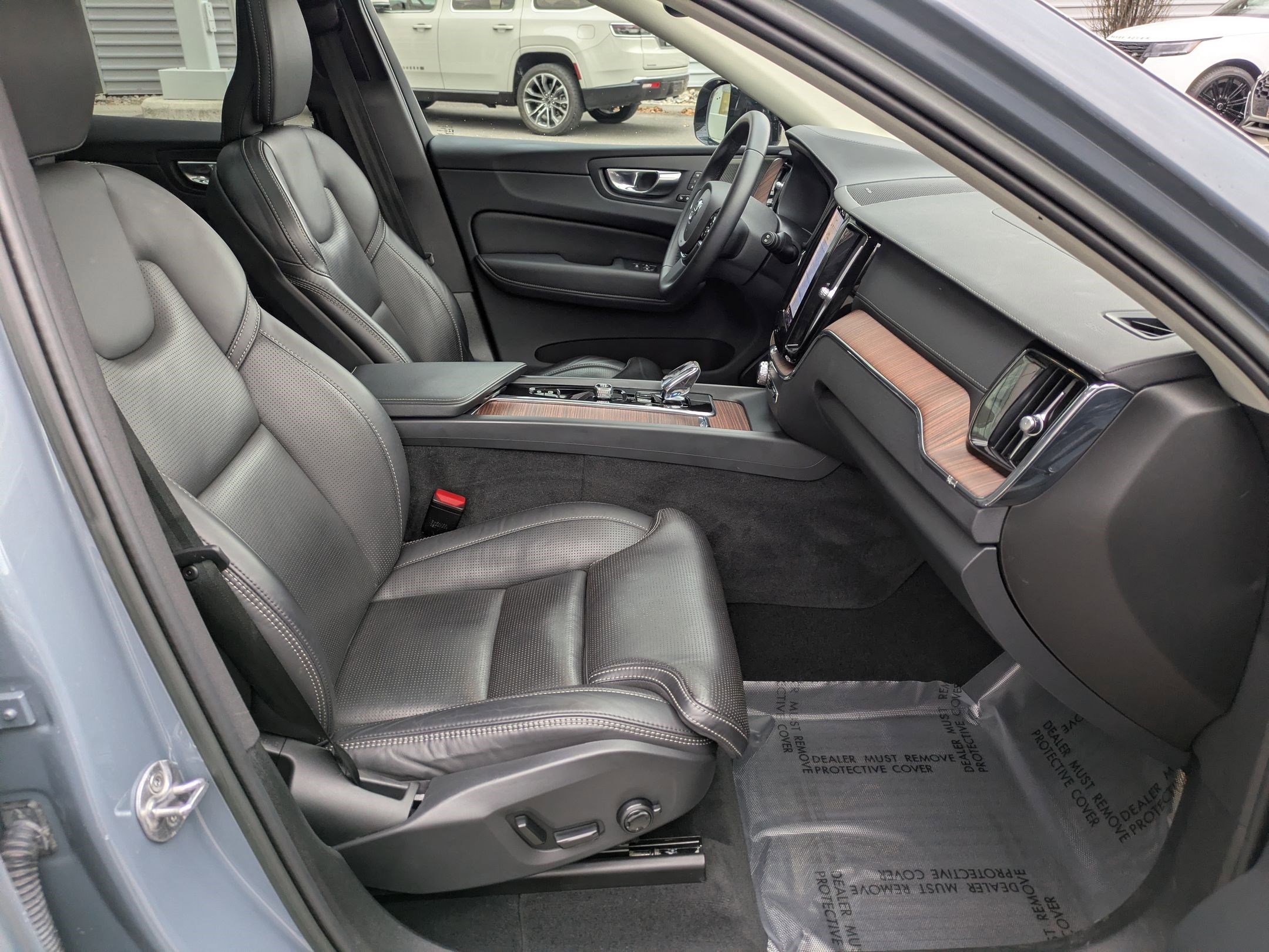 Certified 2023 Volvo XC60 B6 Ultimate w/ Protection Package Premier image 33