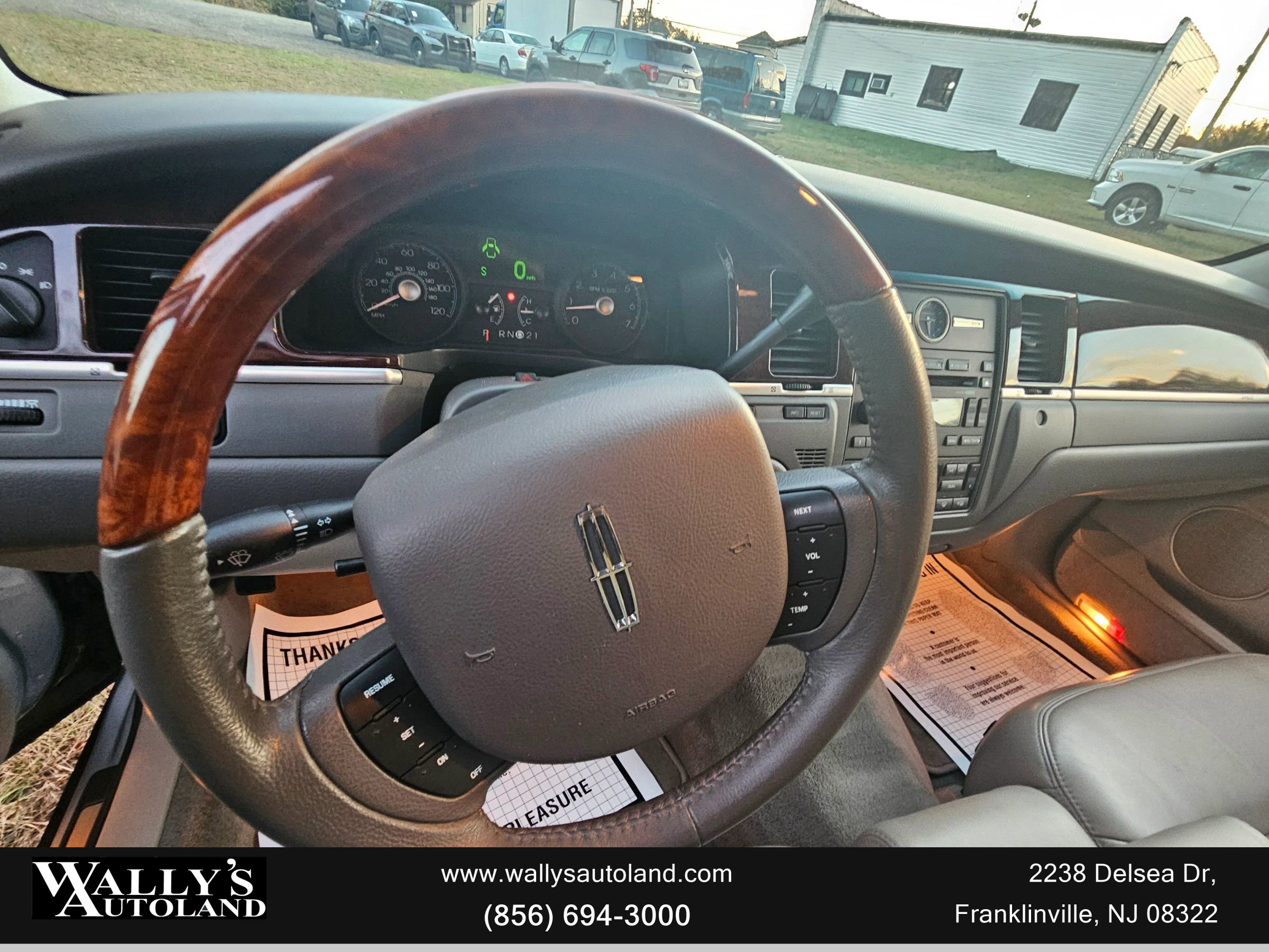 Used 2009 Lincoln Town Car Signature Limited image 22