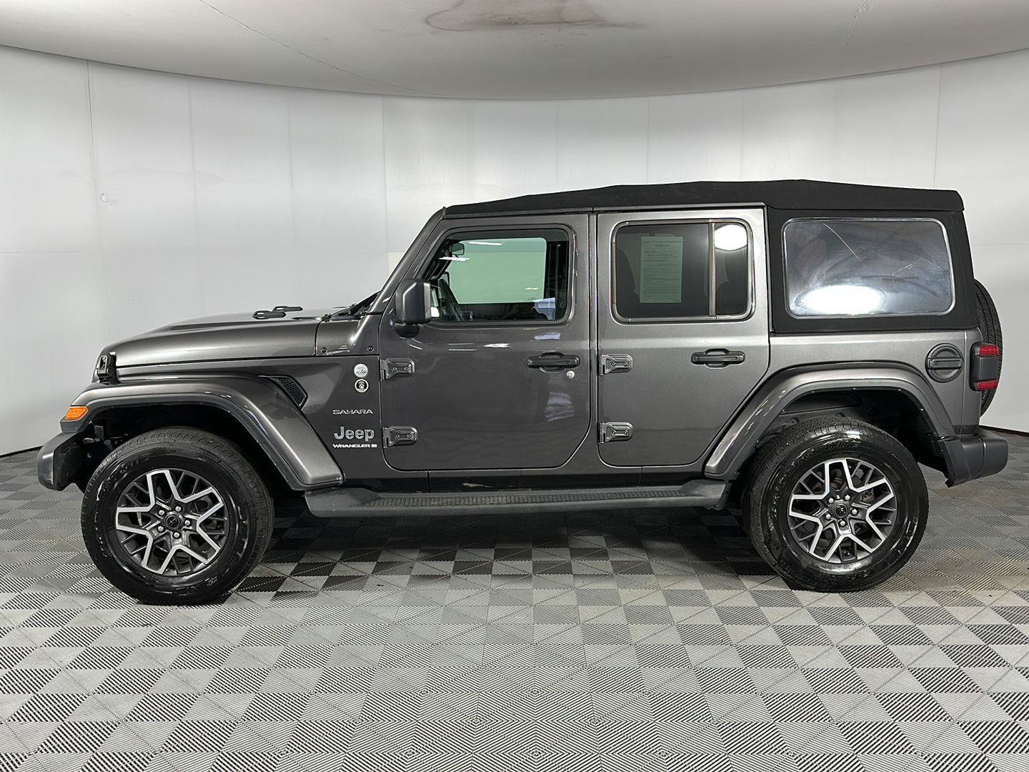 Used 2024 Jeep Wrangler Unlimited Sahara AWD/4WD image 8