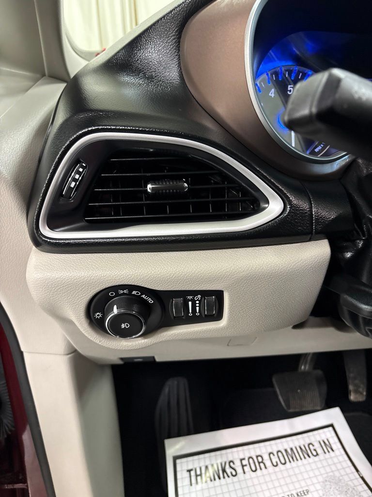 Used 2019 Chrysler Pacifica Touring-L FWD image 12