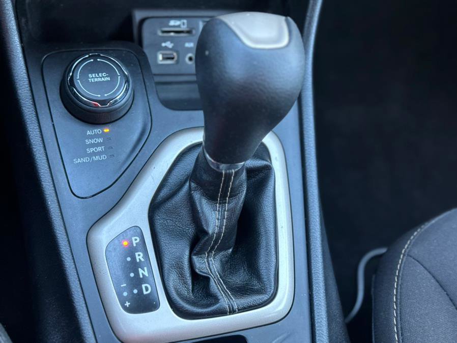 Used 2016 Jeep Cherokee Latitude w/ Safety/Convenience Group image 19