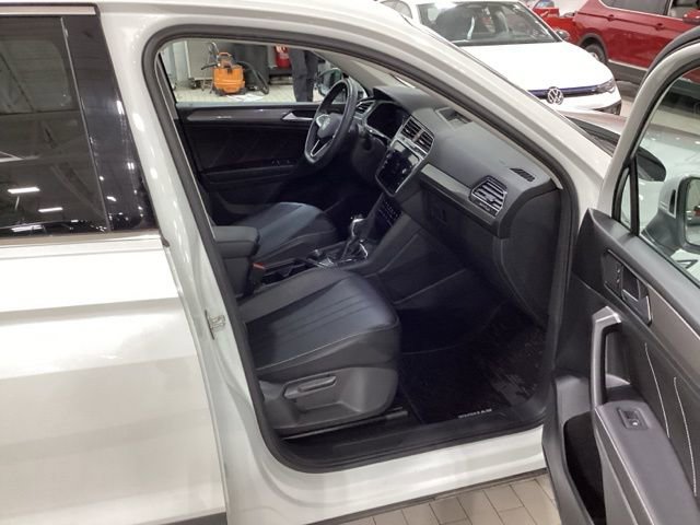 Used 2023 Volkswagen Tiguan SE w/ Panoramic Sunroof Package image 11