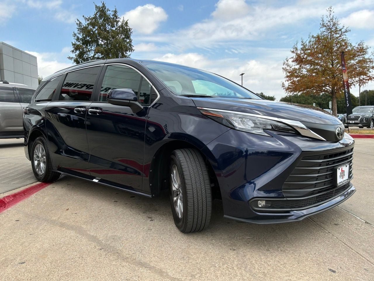 Used 2026 Toyota Sienna XLE FWD image 4