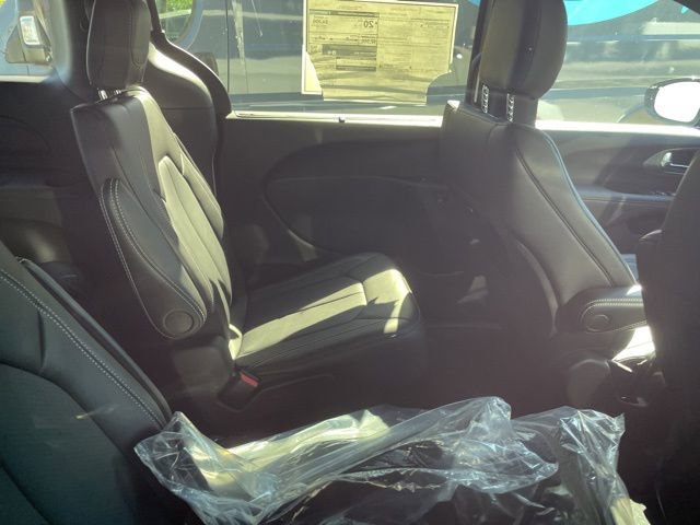 New 2026 Chrysler Pacifica Select image 21