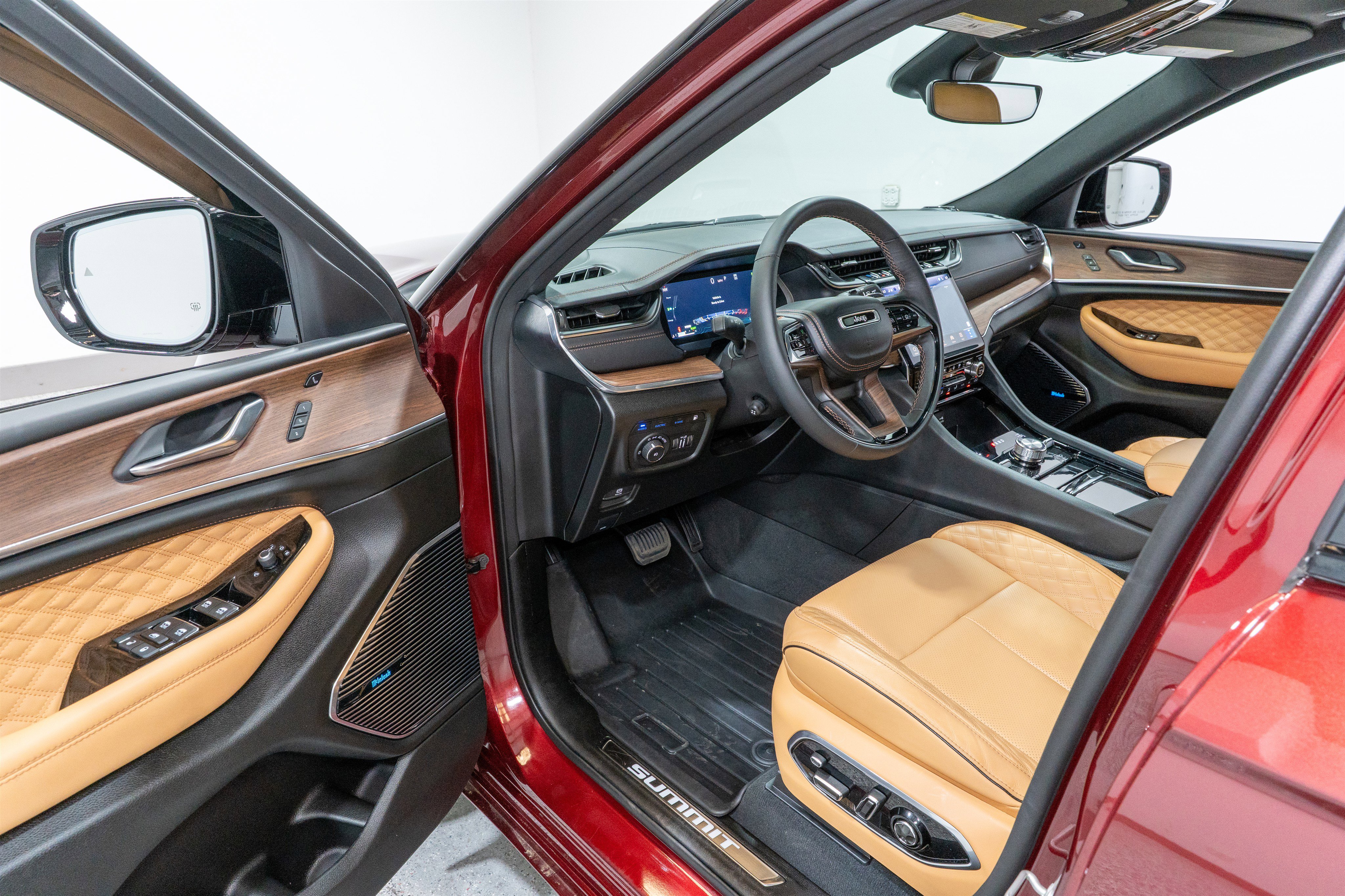 Used 2024 Jeep Grand Cherokee Summit w/ High Altitude Package AWD/4WD image 12