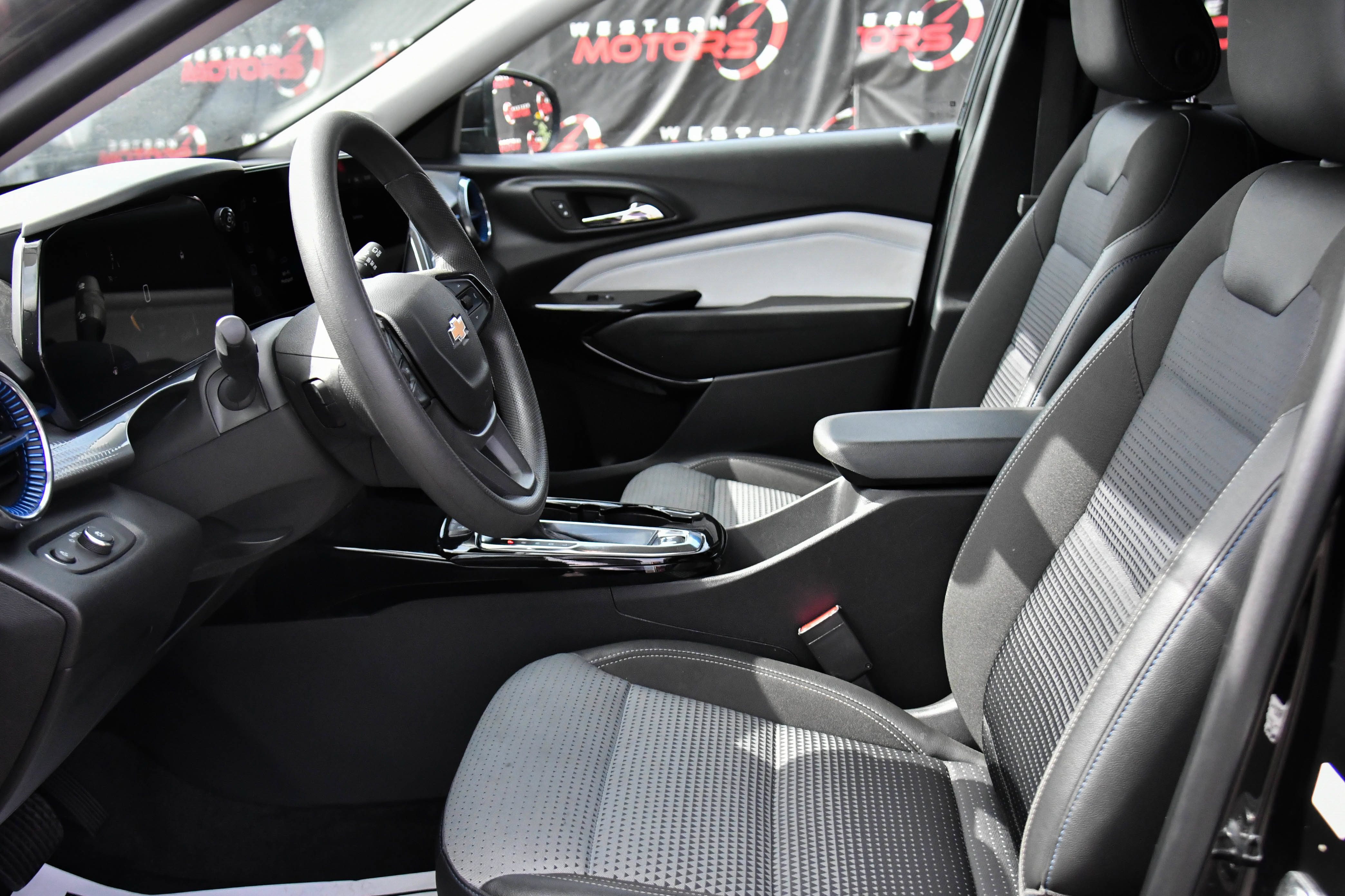 Used 2025 Chevrolet Trax LT FWD image 16