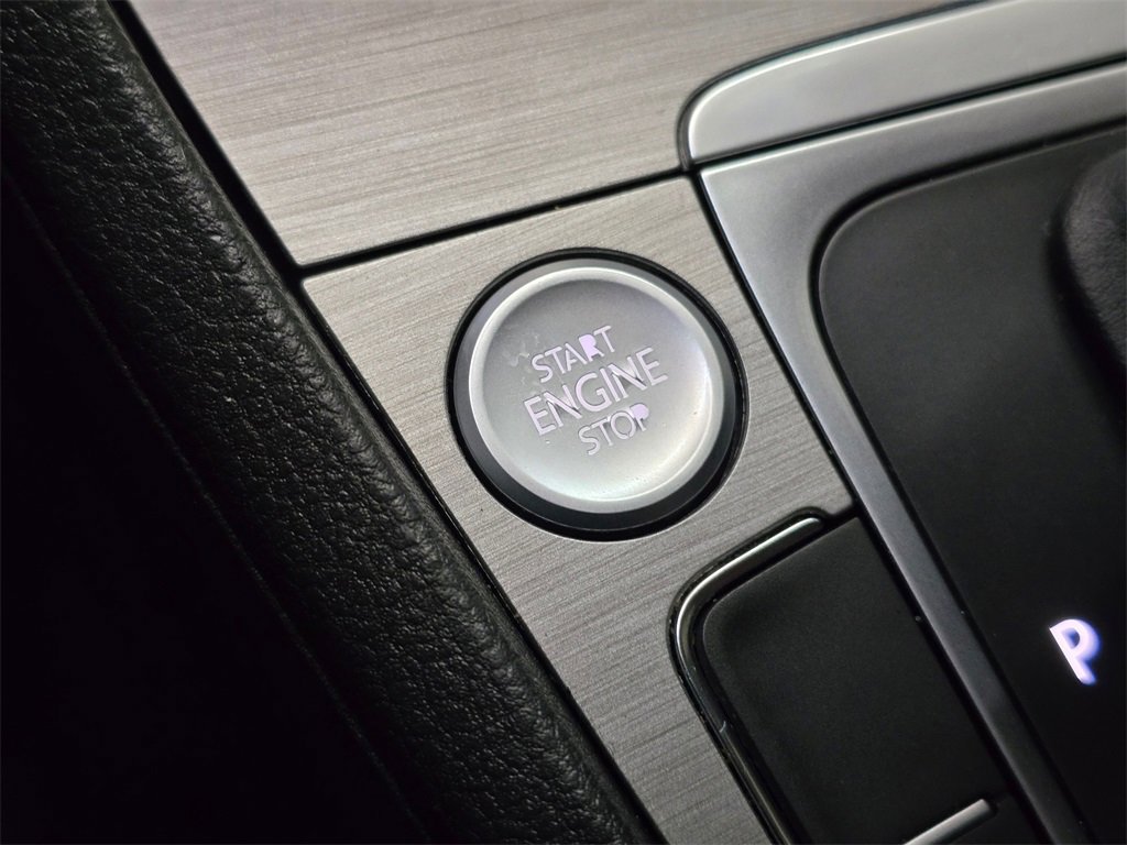 Used 2017 Volkswagen Golf Wolfsburg Edition image 31