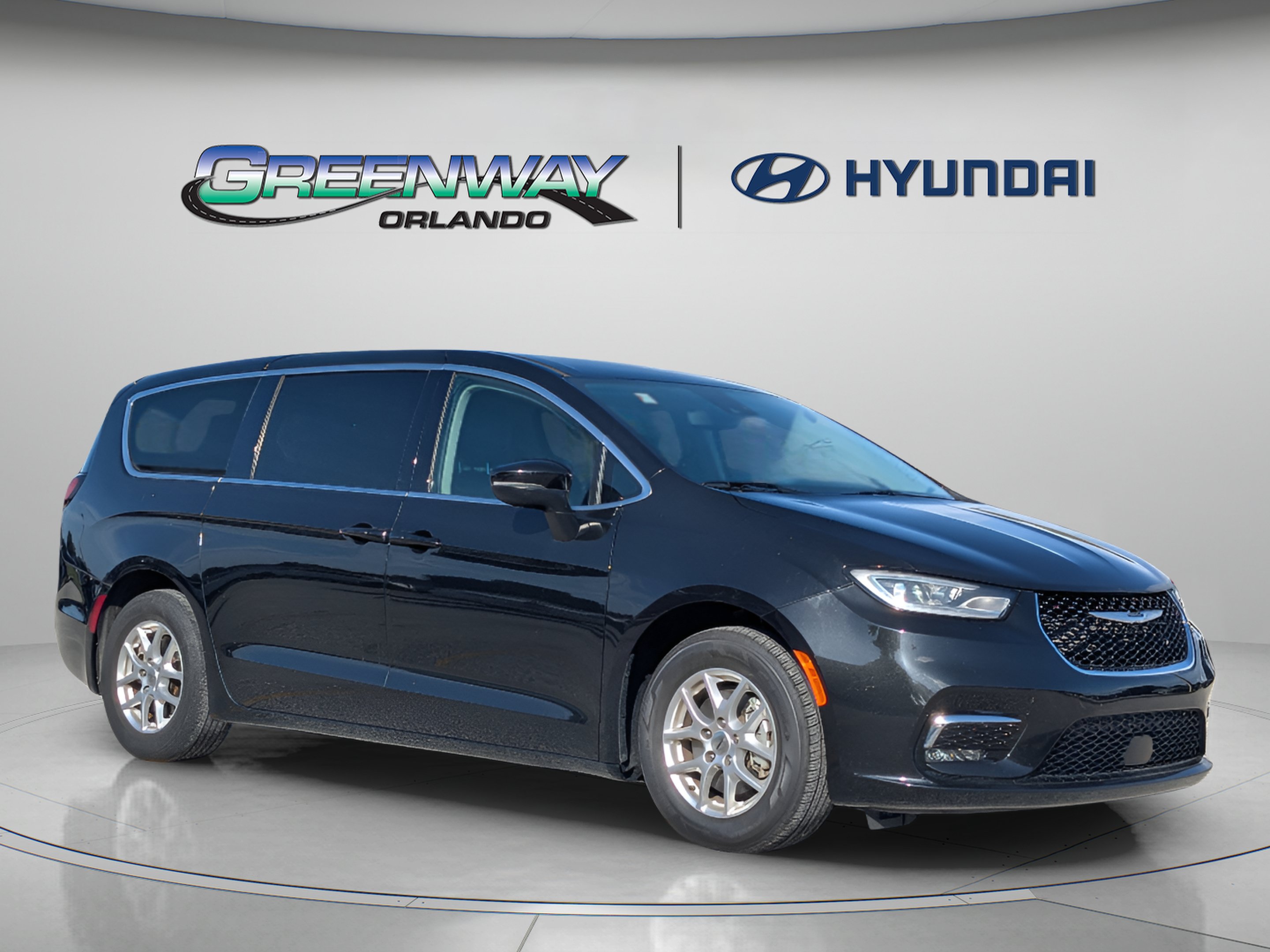 Used 2023 Chrysler Pacifica Touring-L FWD image 2