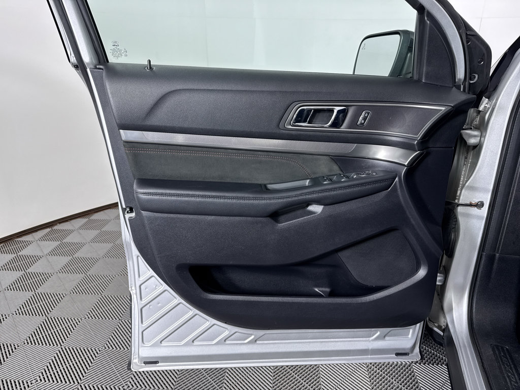 Used 2019 Ford Explorer XLT w/ Equipment Group 202A AWD/4WD image 26