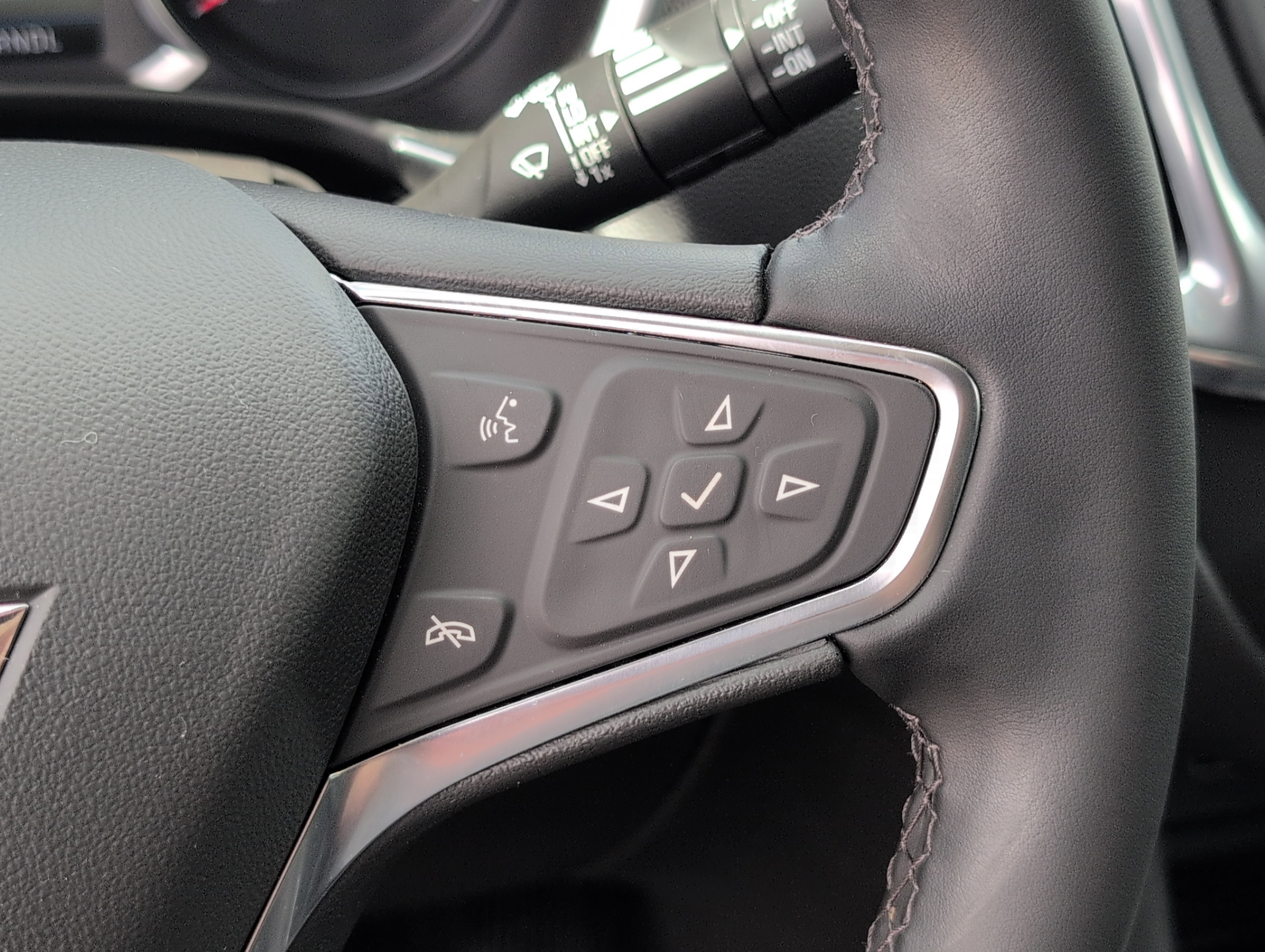 Used 2024 Chevrolet Equinox LT w/ LPO, Floor Liner Package FWD image 25