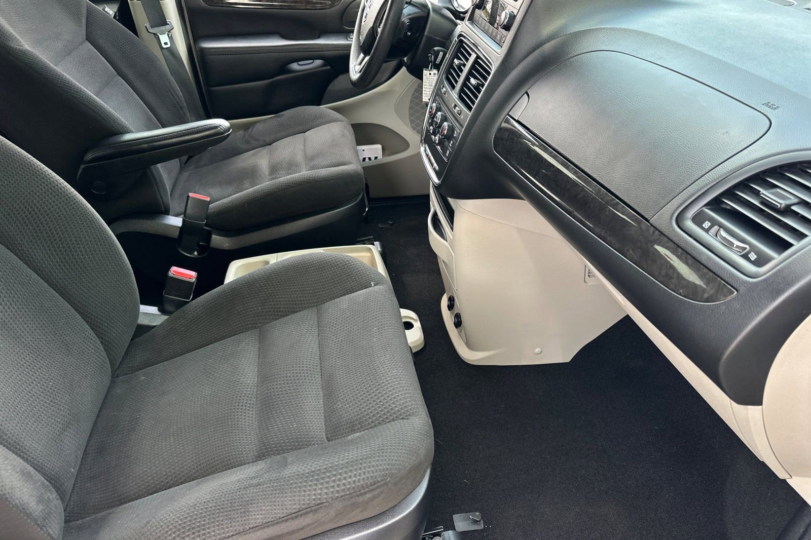 Used 2015 Dodge Grand Caravan SE w/ Quick Order Package 29E SE FWD image 16
