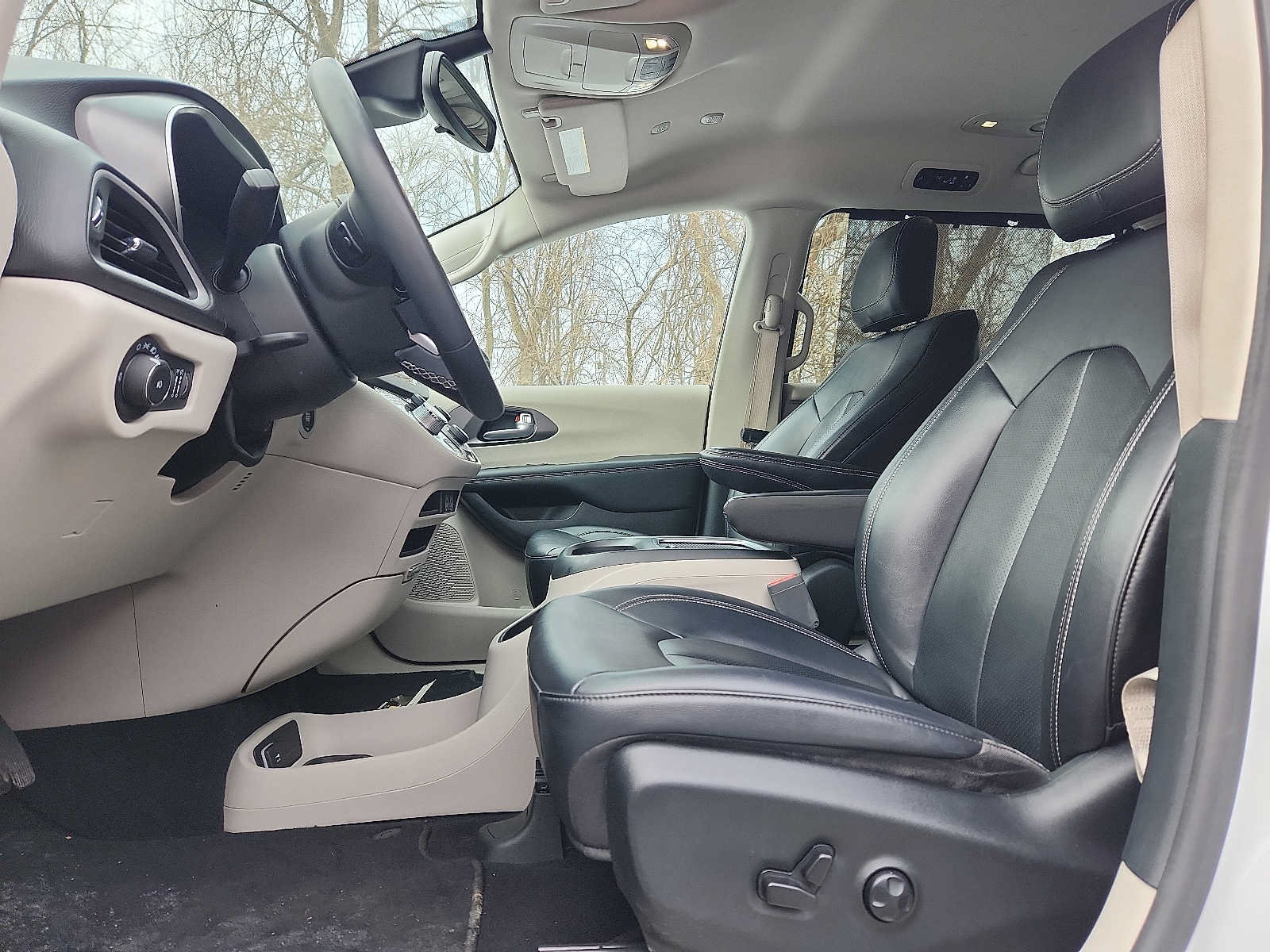 Used 2024 Chrysler Pacifica Touring-L FWD image 13