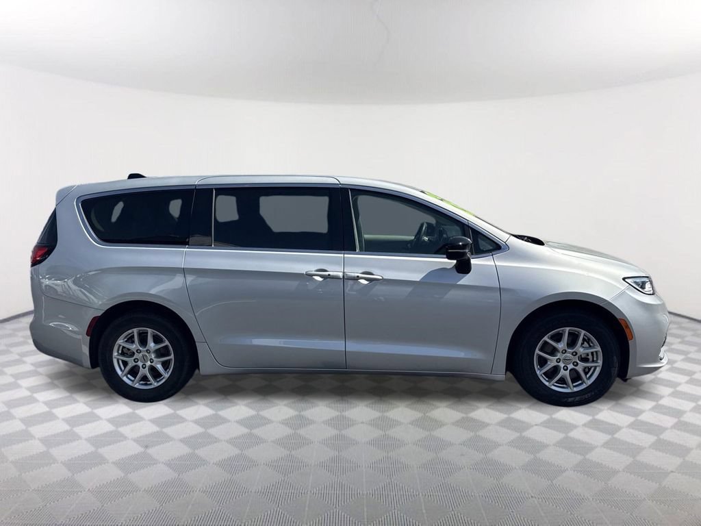Used 2024 Chrysler Pacifica Touring-L FWD image 4
