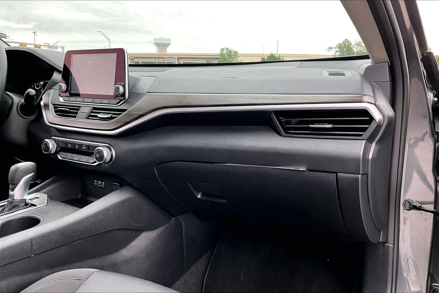 Used 2025 Nissan Altima 2.5 SV FWD image 19