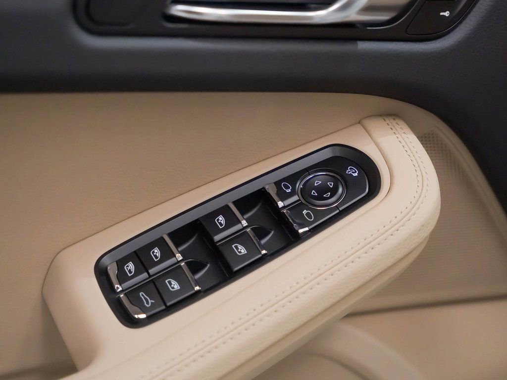 Certified 2025 Porsche Macan image 23