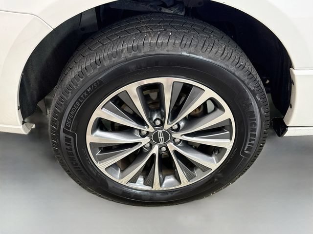 Used 2017 Lincoln Navigator L Select RWD image 35